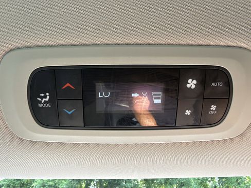 Used 2023 Chrysler Pacifica Touring-L FWD image 16