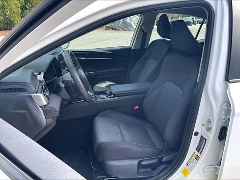 Used 2025 Toyota Camry LE image 10