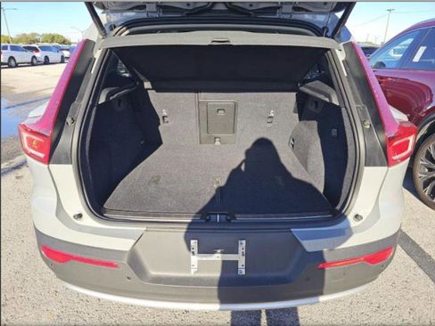 Used 2025 Volvo XC40 B5 Plus image 20