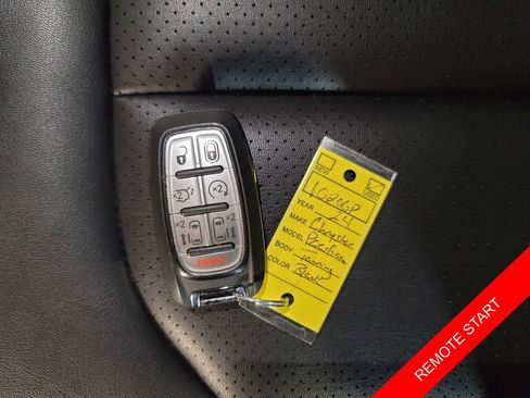 Used 2024 Chrysler Pacifica Touring-L image 30