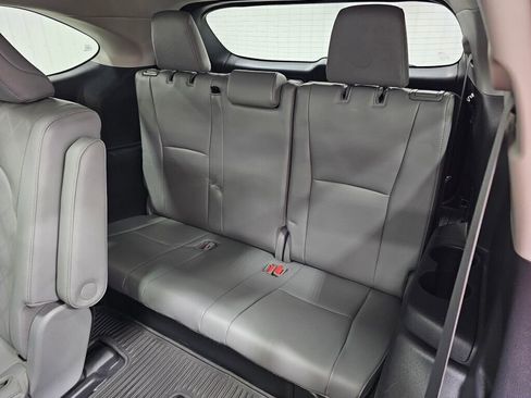 Used 2021 Toyota Highlander Platinum image 4