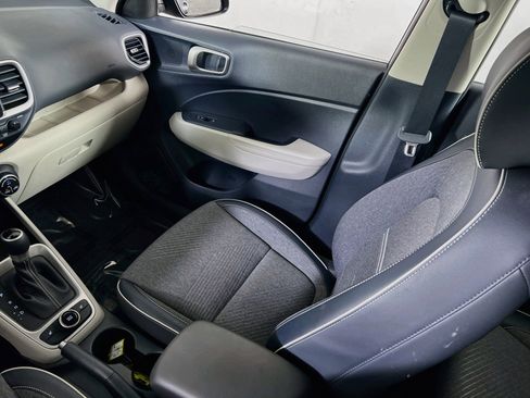 Used 2023 Hyundai Venue Limited image 23