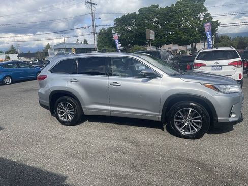 Used 2018 Toyota Highlander XLE AWD/4WD image 2