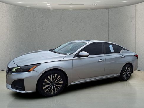 Used 2023 Nissan Altima 2.5 SV w/ SV Premium Package FWD image 1