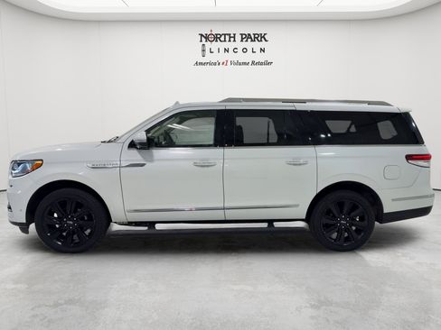 Used 2023 Lincoln Navigator L Reserve AWD/4WD image 2