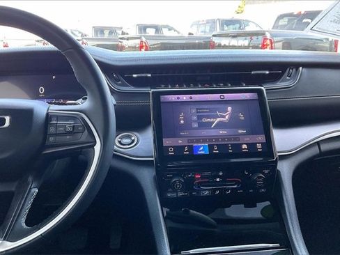 Used 2023 Jeep Grand Cherokee Limited image 6