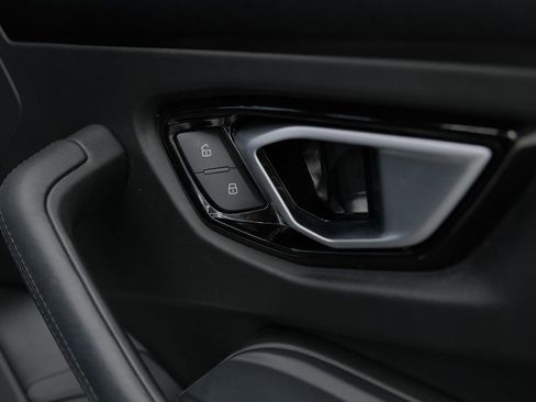 Used 2022 Lamborghini Urus AWD/4WD image 40