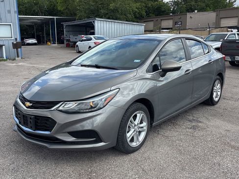 Used 2018 Chevrolet Cruze LT w/ Convenience Package FWD image 2
