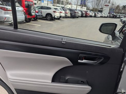 Used 2023 Toyota Highlander XLE image 15