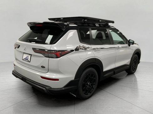 New 2025 Mitsubishi Outlander SE image 3