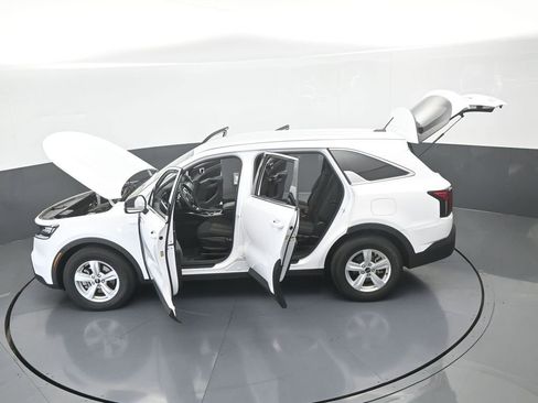 Used 2023 Kia Sorento LX image 61