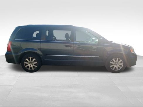 Used 2014 Chrysler Town & Country Touring image 4
