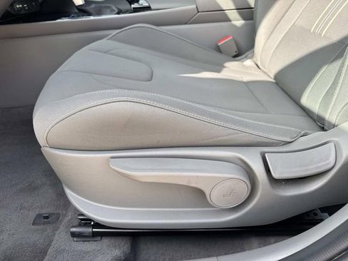 Used 2025 Hyundai Elantra SEL FWD image 37