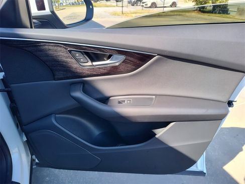 Used 2023 Audi Q8 Premium image 35