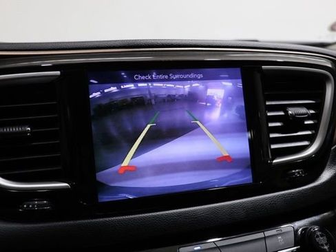 Used 2017 Chrysler Pacifica Touring-L FWD image 26
