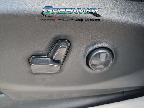 Used 2023 Chrysler Pacifica Touring-L FWD image 16