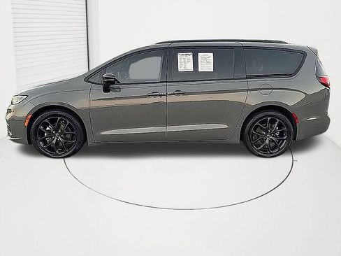 Used 2023 Chrysler Pacifica Limited w/ S Appearance Package image 2