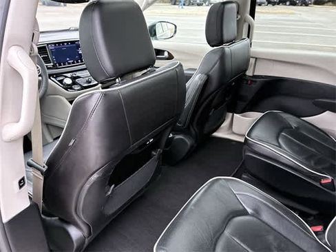 Used 2023 Chrysler Pacifica Limited image 19