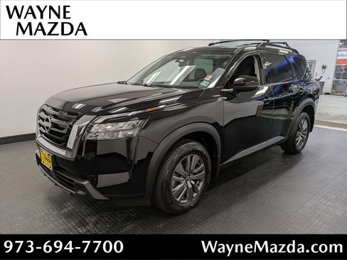 Used 2024 Nissan Pathfinder SV image 1