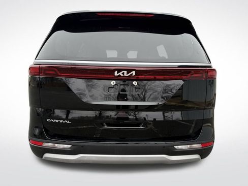 Used 2023 Kia Carnival EX image 6