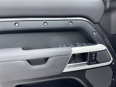 Used 2022 Land Rover Defender 110 SE image 41