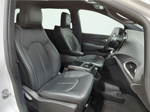 Used 2025 Chrysler Pacifica Select FWD image 26