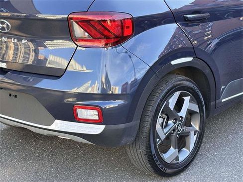 Certified 2025 Hyundai Venue Limited image 11