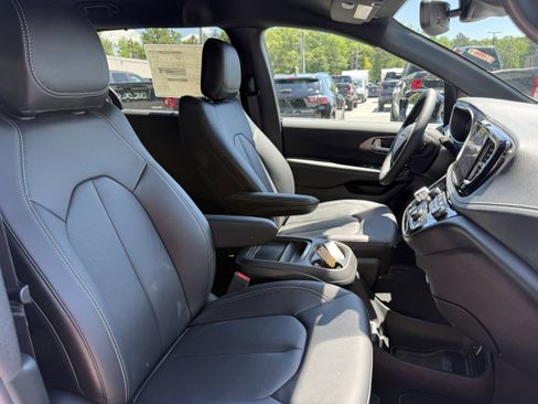 New 2027 Chrysler Pacifica Select FWD image 14