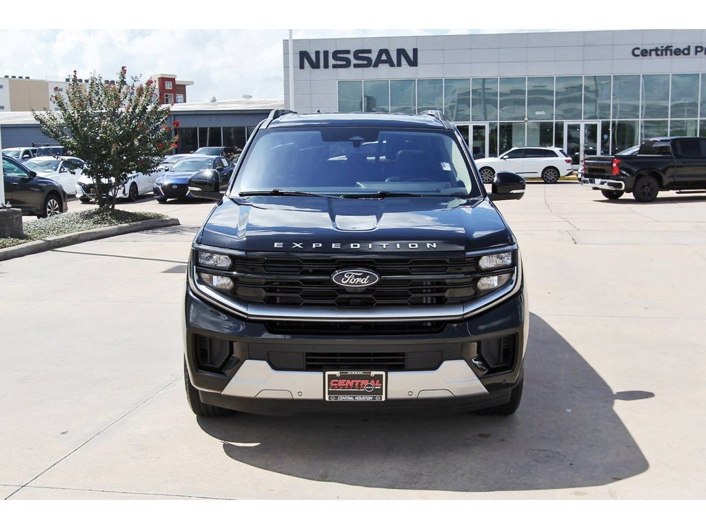 Used 2025 Ford Expedition Platinum AWD/4WD image 2