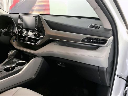 Used 2022 Toyota Highlander XLE image 21
