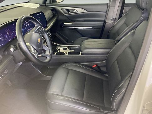 Used 2025 Chevrolet Traverse LT FWD image 10