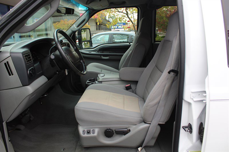 Used 2005 Ford Excursion XLT AWD/4WD image 21