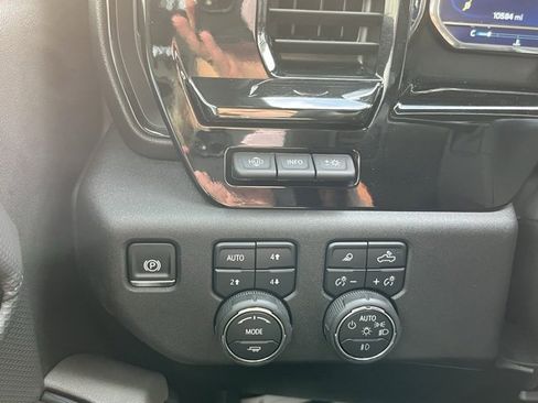 Used 2025 Chevrolet Silverado 2500 ZR2 w/ Technology Package image 30