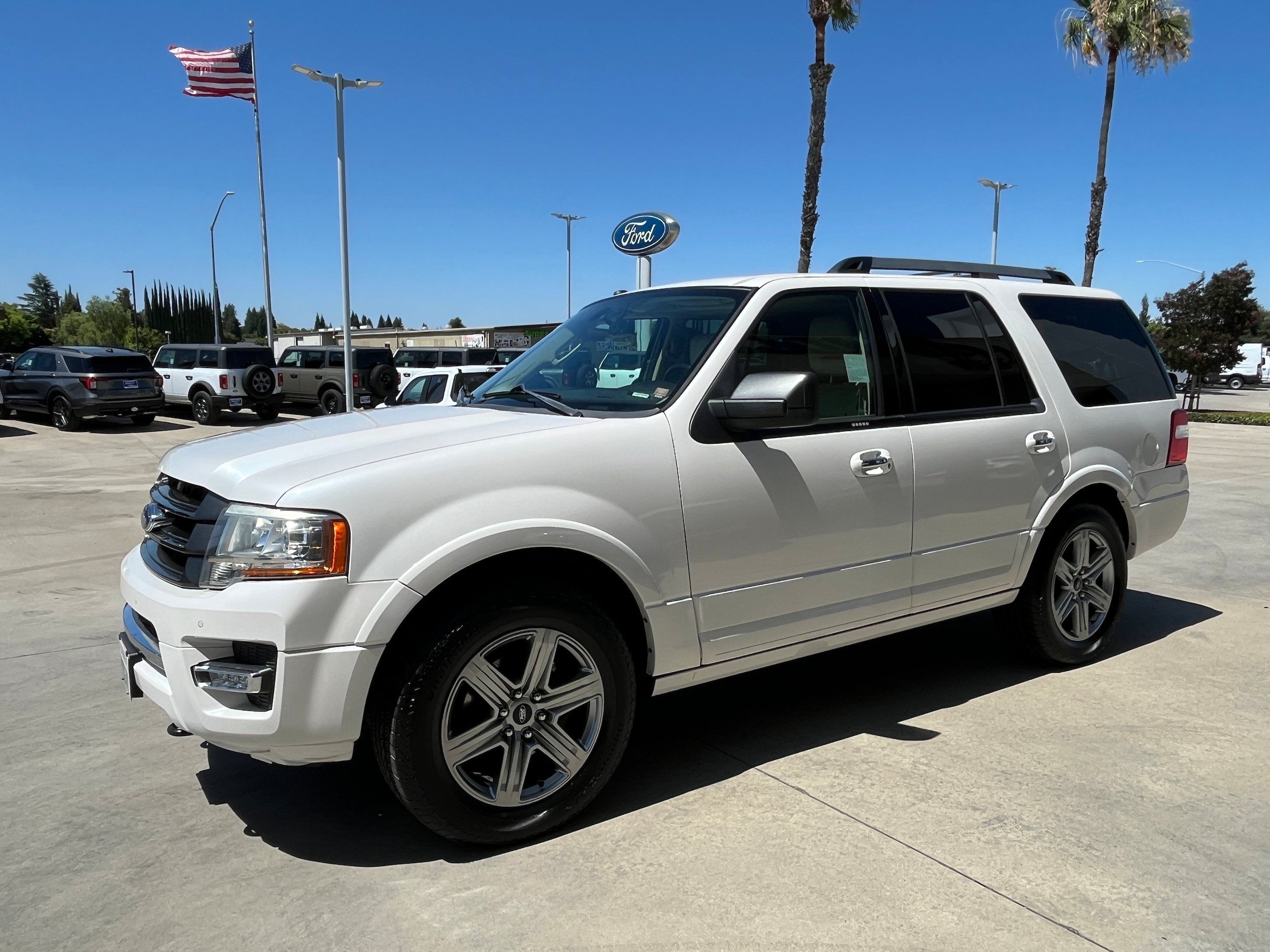 Used 2017 Ford Expedition Limited w/ Equipment Group 301A AWD/4WD image 2