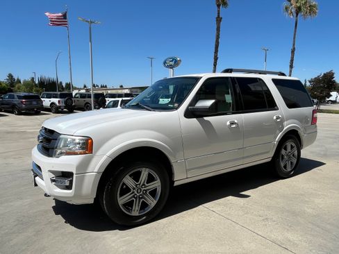 Used 2017 Ford Expedition Limited w/ Equipment Group 301A AWD/4WD image 2