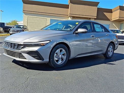 New 2026 Hyundai Elantra SE image 2