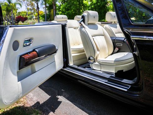 Used 2015 Rolls-Royce Phantom Drophead Coupe image 28