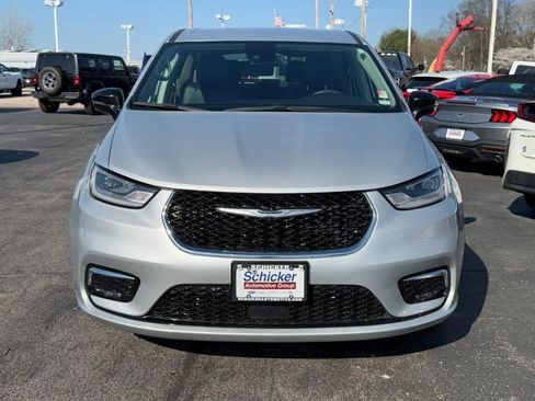 Used 2024 Chrysler Pacifica Touring-L image 9