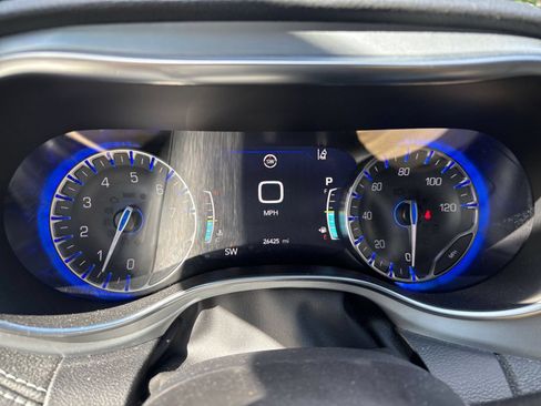 Used 2025 Chrysler Pacifica Limited FWD image 44