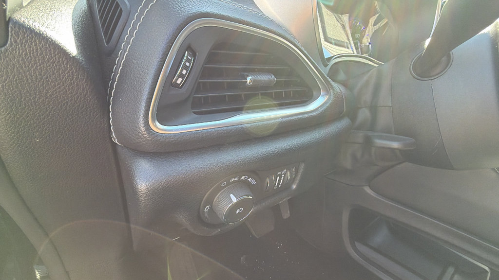Used 2026 Chrysler Pacifica Limited FWD image 14