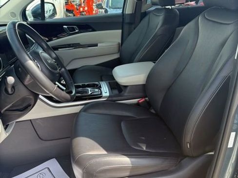 Used 2023 Kia Carnival EX FWD image 12
