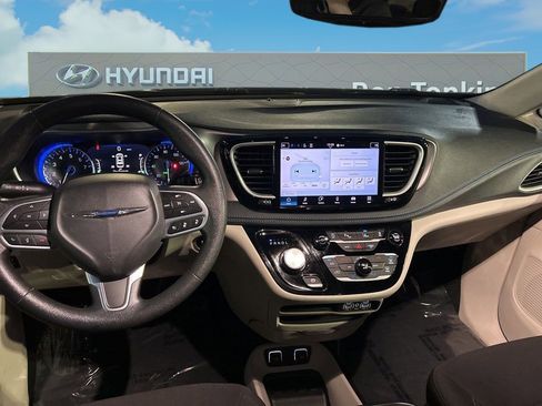 Used 2021 Chrysler Pacifica Touring image 19