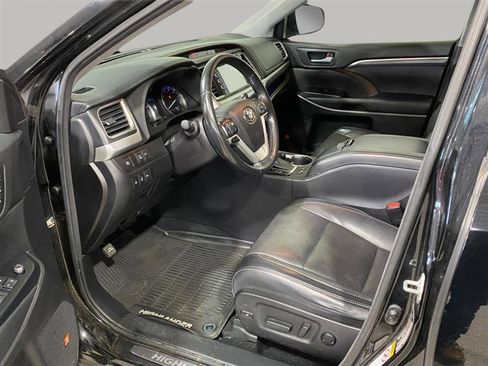 Used 2017 Toyota Highlander Limited Platinum image 21