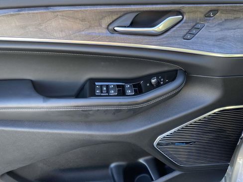 Used 2022 Jeep Grand Cherokee Overland w/ Luxury Tech Group IV image 17