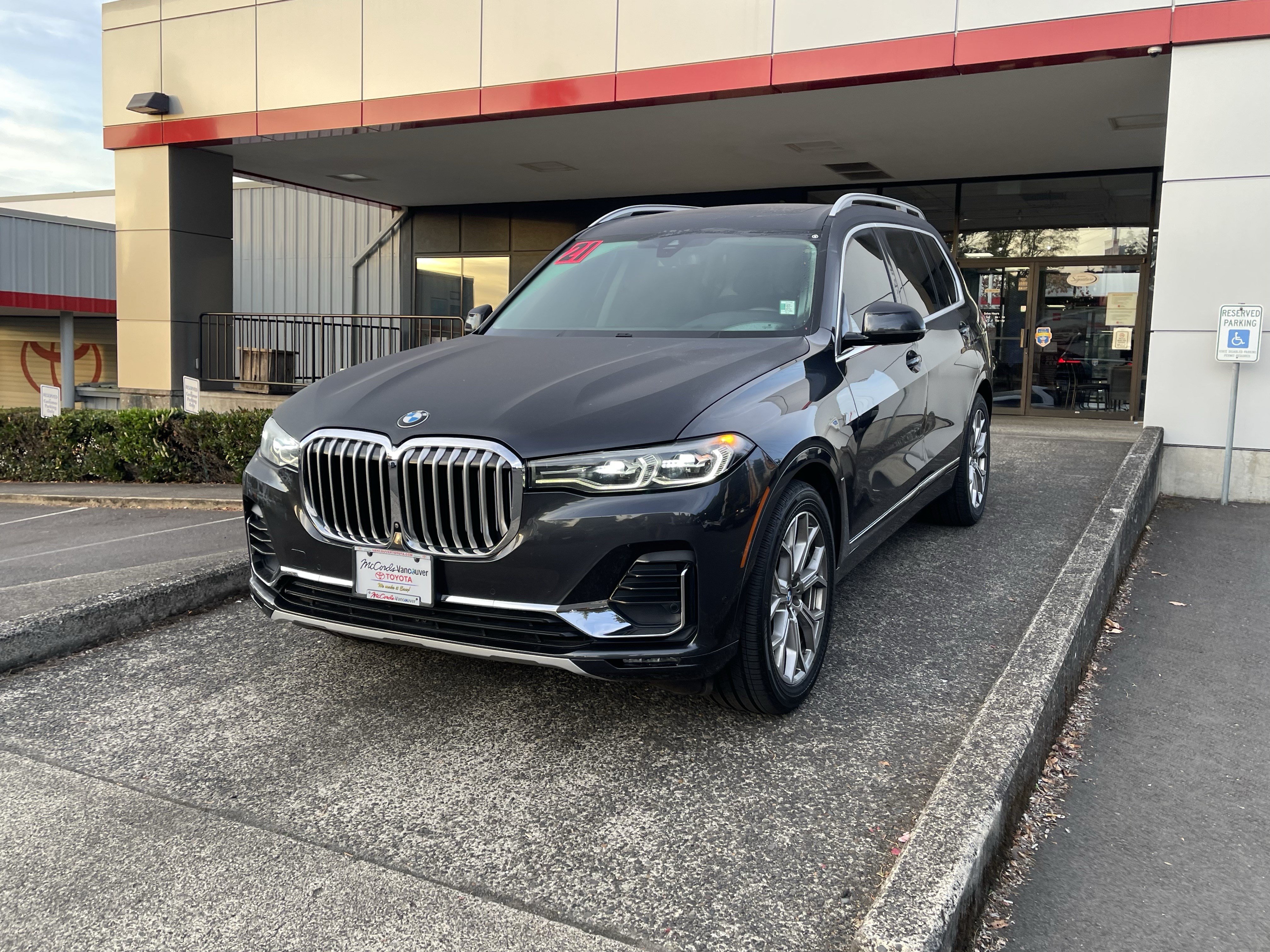 Used 2021 BMW X7 xDrive40i w/ Premium Package AWD/4WD image 3