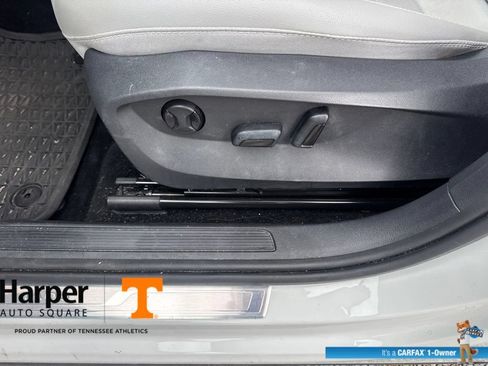 Used 2023 Volkswagen Taos SE w/ Panoramic Sunroof Package FWD image 18