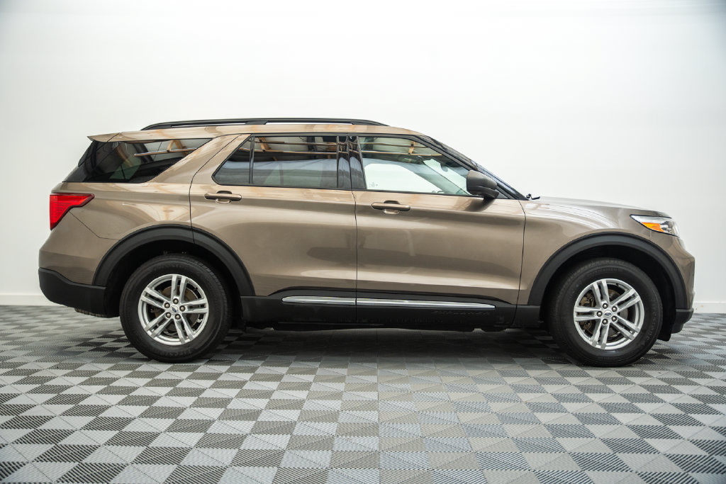 Used 2021 Ford Explorer XLT w/ Equipment Group 202A AWD/4WD image 4