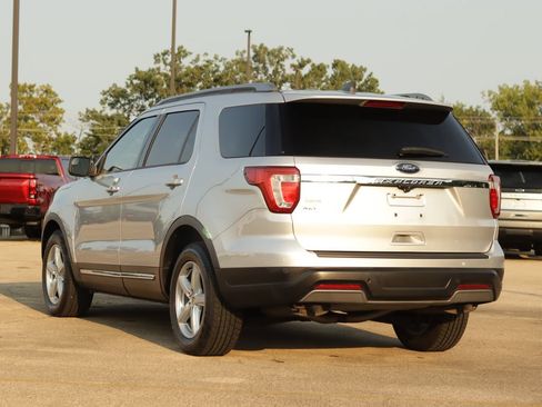 Used 2019 Ford Explorer XLT FWD image 5