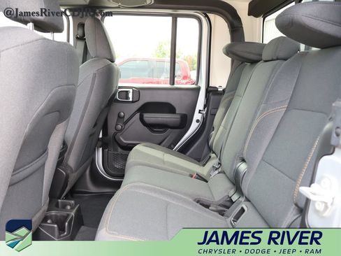 Used 2024 Jeep Gladiator Sport AWD/4WD image 17