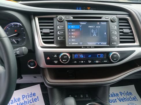 Used 2018 Toyota Highlander XLE image 12